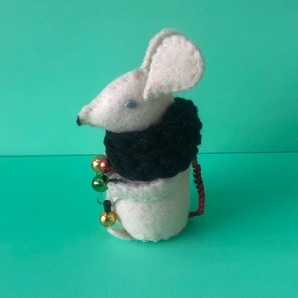 Felt Hand-sewn mouse with black scarf/string of lights - Picture 3 of 7